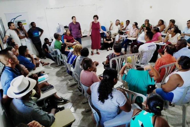 Prefeita de Conde é vista com tornozeleira eletrônica pela primeira vez em público