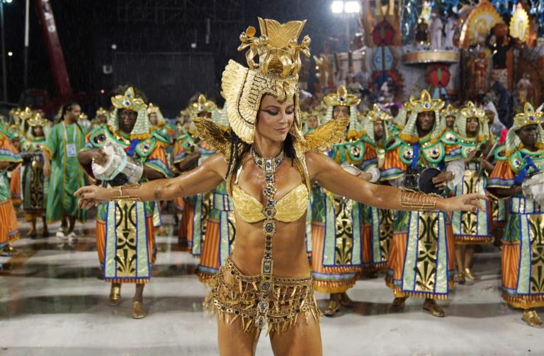 Paolla Oliveira não desanima com temporal e brinca: ‘atravessei ali e quase fui de bote’