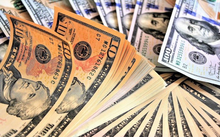 Por que o real é a moeda que mais perdeu em relação ao dólar em 2020