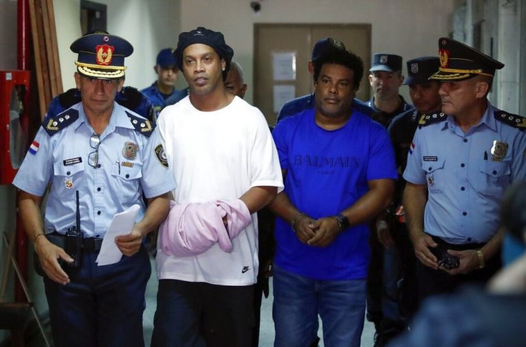 Ronaldinho Gaúcho e Assis depõem em nova audiência no Paraguai em caso de passaportes falsos