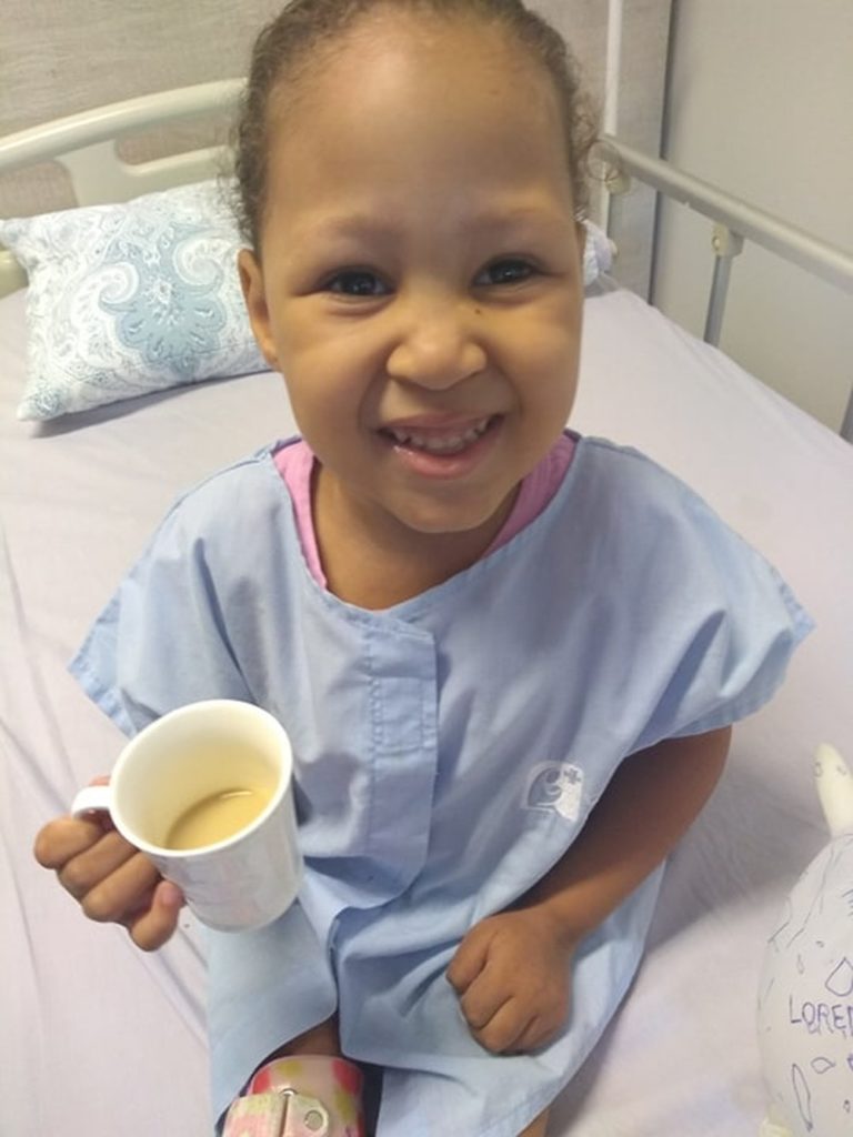 Menina que comoveu a web ao nascer com a medula exposta morre em SP
