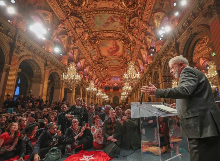 Lula recebe prêmio de cidadão honorário de Paris