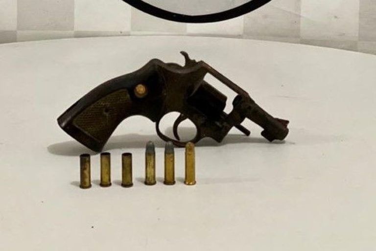 Após intensa troca de tiros, PM prende homem e apreende adolescente suspeitos de porte ilegal de arma