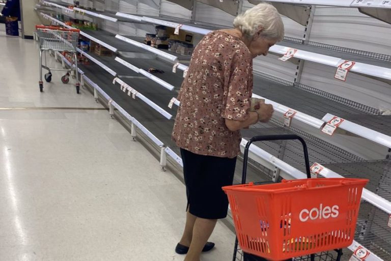 Idosa chora ao ver prateleiras vazias em supermercado e comove as redes sociais
