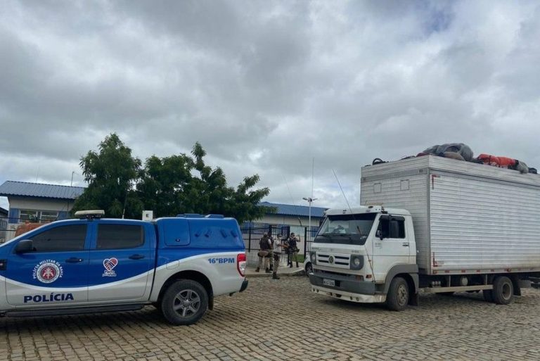 Polícia apreende caminhão baú que fazia transporte irregular de 32 pessoas com destino à Paraíba