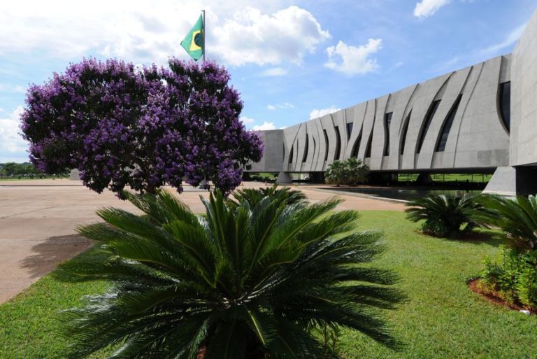 STJ concede regime domiciliar a todos os presos por pensão alimentícia