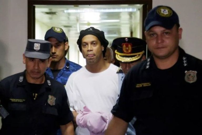 Amigas de Ronaldinho Gaúcho aguardam para visitá-lo em presídio no seu aniversário de 40 anos
