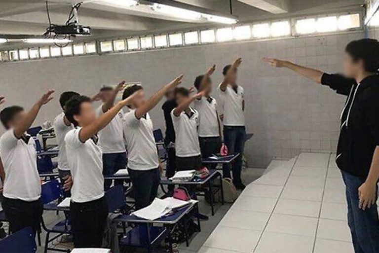 Memorial de Auschwitz publica foto de estudantes brasileiros fazendo saudação nazista