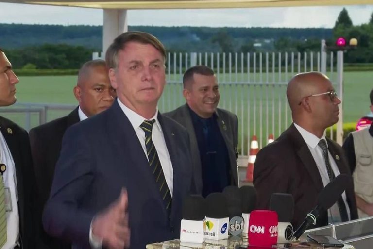 ‘Não sou coveiro, tá?’, diz Bolsonaro ao responder sobre mortos por coronavírus
