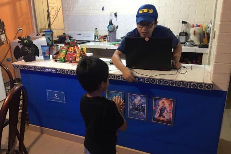 Pais transformam a própria casa em cinema para entreter filho na quarentena
