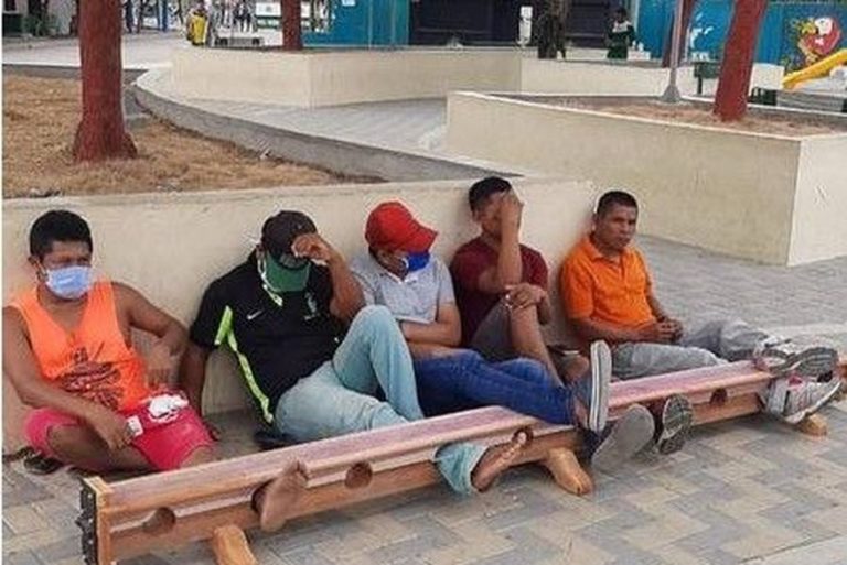 Prefeitura prende moradores pelos pés em praça pública por desrespeito à quarentena