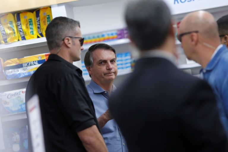 Bolsonaro vai a hospital, farmácia e prédio de Brasília e cumprimenta apoiadores