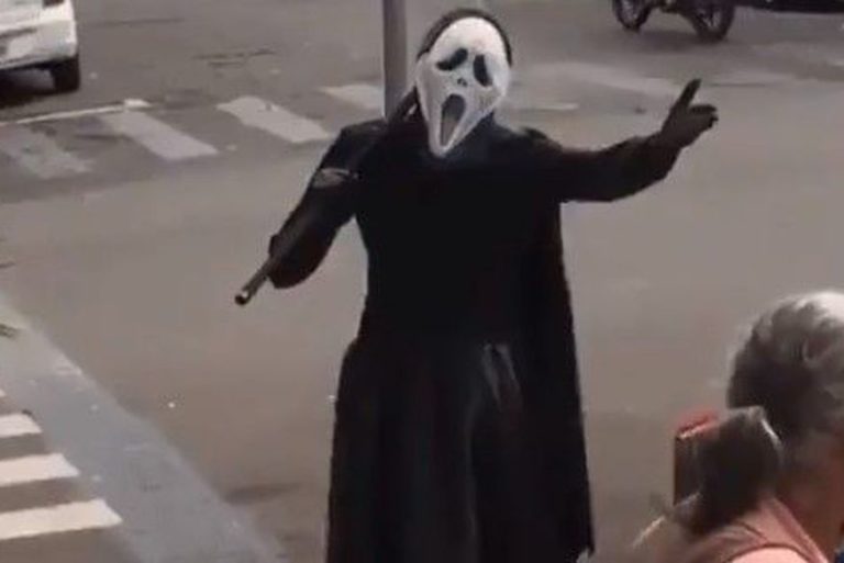Homem usa fantasia de Morte para ‘expulsar’ idosos de rua