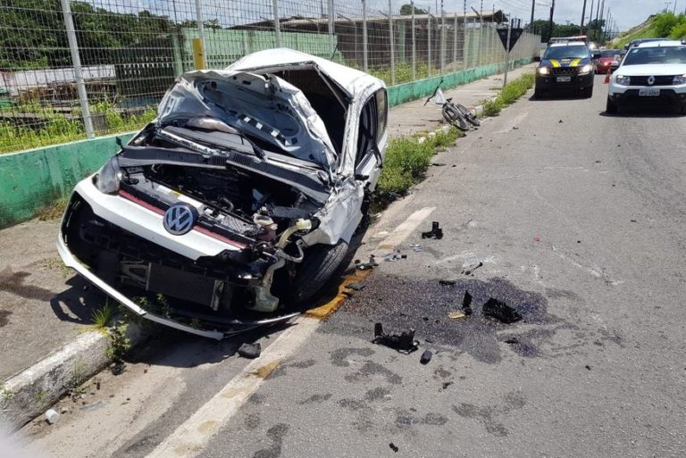 Motorista perde controle de veículo e derruba poste na BR-230; trânsito fica interditado no local