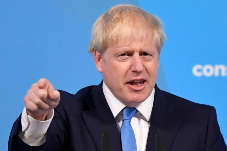 Diagnosticado com coronavírus, Boris Johnson é internado em hospital para realizar exames