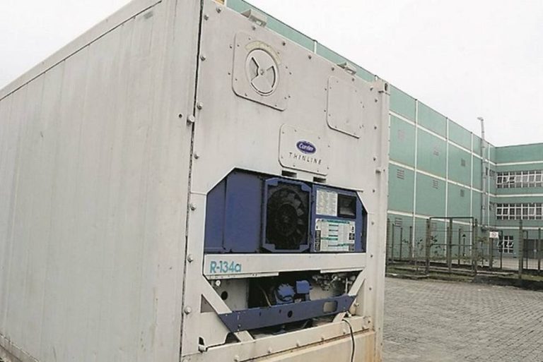 Hospital reserva contêiner para armazenar corpos de vítimas de Covid-19