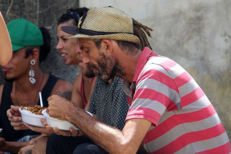 Governo distribui, em parceria com igreja católica, mais de 2 mil refeições diárias para pessoas em situação de rua na Paraíba