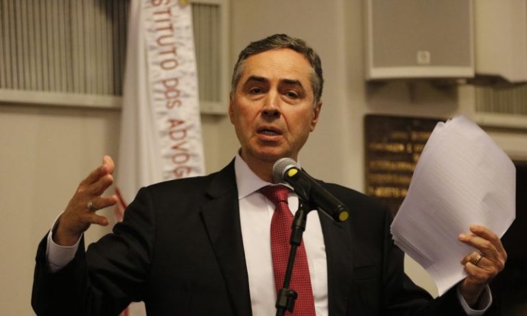 TSE quer definir possível adiamento da eleição até junho, diz Barroso