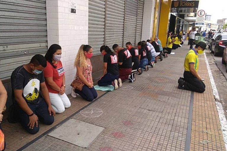 Ministério Público do Trabalho na Paraíba investiga protesto em Campina Grande que teve funcionários ajoelhados pela volta do comércio​