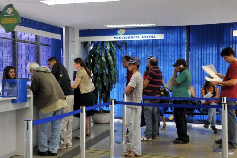 INSS começa a pagar nesta sexta a 1ª parcela do 13º de aposentados e pensionistas
