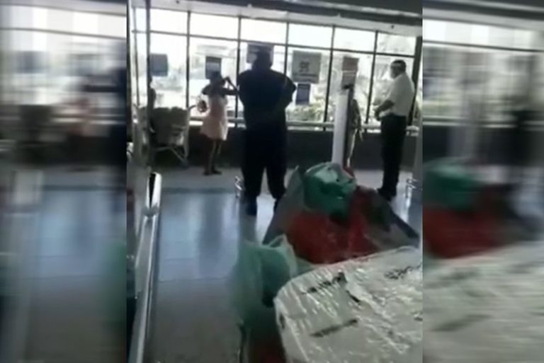 Mulher tira calcinha e usa como máscara ao ser impedida de entrar em mercado