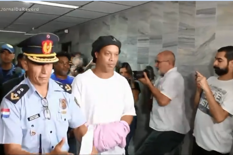 Preso em hotel de Luxo, Ronaldinho ganha sala para “embaixadinhas e brincadeiras”