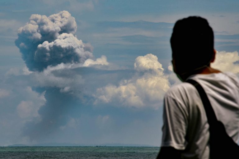 Vulcão Anak Krakatoa entra em erupção na Indonésia Coluna de fumaça e cinzas chegou a 500 metros de altura. Essa é a mais longa erupção desde dezembro de 2018.