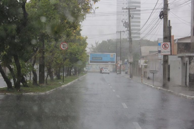 Inmet alerta para perigo de chuvas intensas em João Pessoa e 62 municípios paraibanos