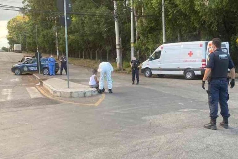 Após descobrir que estava com Covid-19, mulher foge de hospital e tenta atear fogo em si mesma