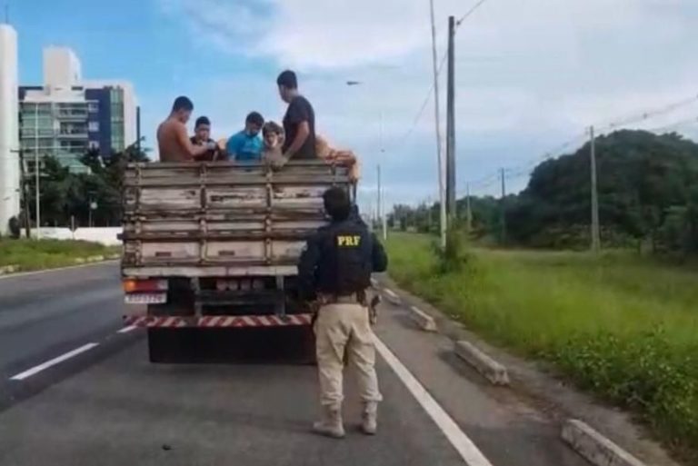 Motorista é flagrado transportando oito pessoas na carroceria de caminhão na Paraíba