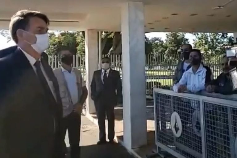 Sob risco de multa, Bolsonaro respeita determinação do governo do DF e usa máscara ao sair do Alvorada