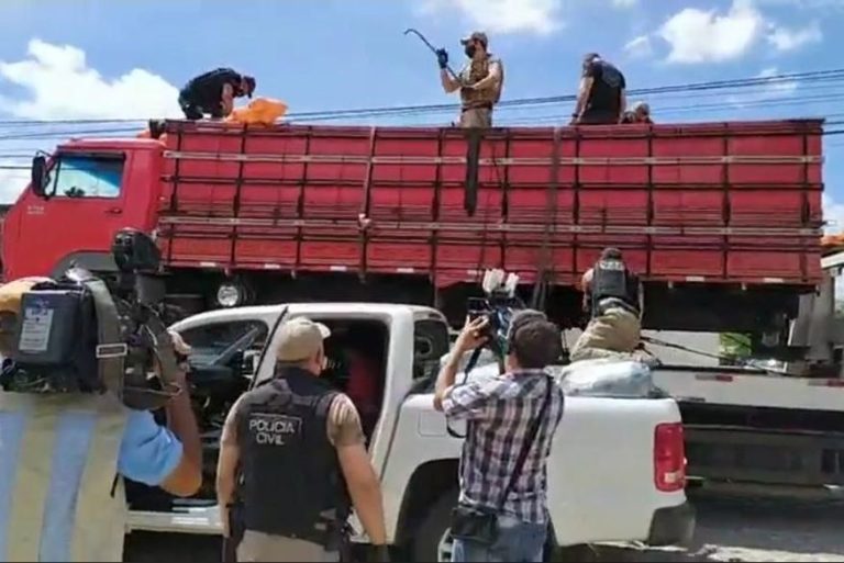 Polícia prende três suspeitos e apreende meia tonelada de maconha em caminhão de melões em Campina Grande