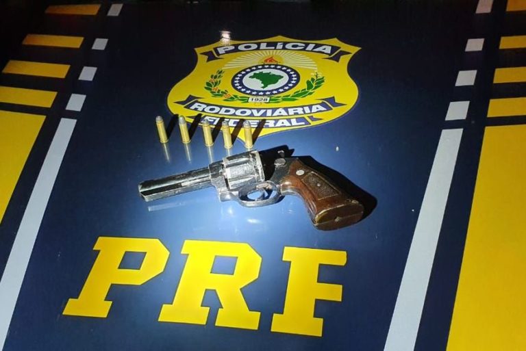 PRF prende homem com arma de fogo durante abordagem em Campina Grande