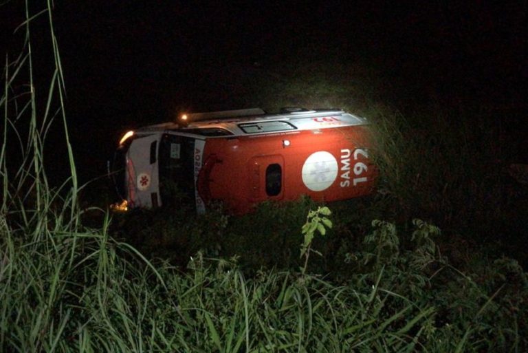 Condutor de ambulância do Samu perde controle, veículo capota e deixa enfermeiro e idosa com suspeita de Covid mortos na Paraíba