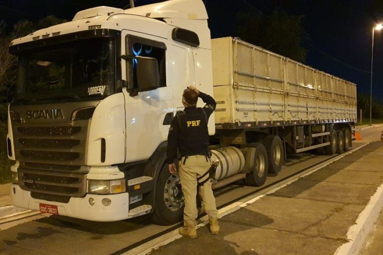 PRF apreende 1.800 pares de calçados falsificados de marcas de luxo na Paraíba