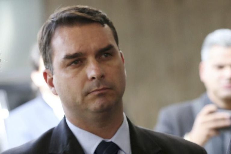 Pivô de nova apuração na PF, Flávio Bolsonaro escancara sua ausência do Senado na pandemia