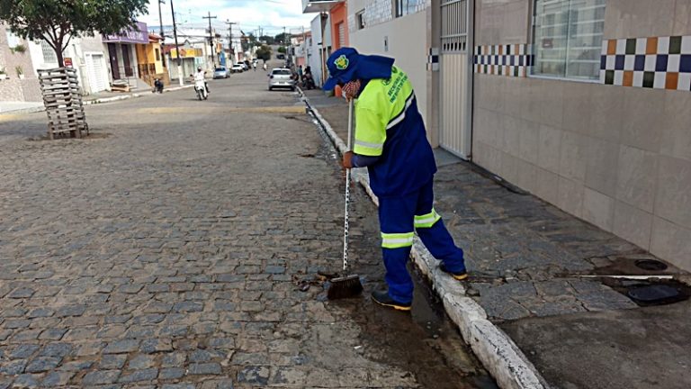 CORONAVÍRUS: Garis pedem que não joguem máscaras usadas diretamente na rua
