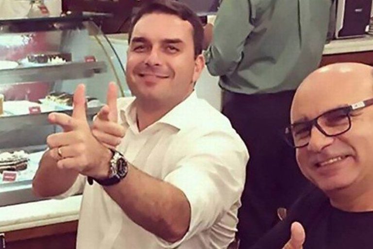 Polícia Federal avisou Flávio Bolsonaro que pegaria Queiroz, diz seu suplente a jornal