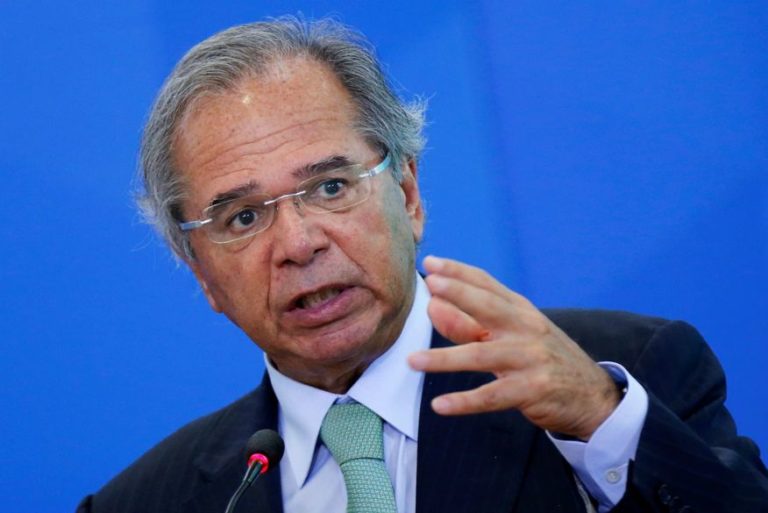 Guedes admite prorrogar auxílio emergencial por um ou dois meses, mas com valor de R$ 200 Guedes admite prorrogar auxílio emergencial por um ou dois meses, mas com valor de R$ 200