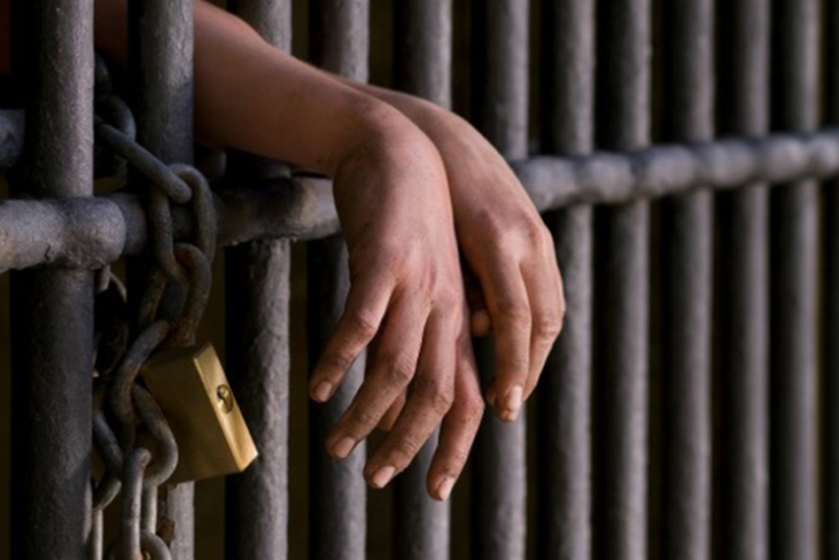 Detento em regime domiciliar pede retorno à prisão após brigas com a mulher