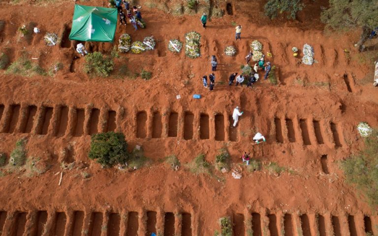 ‘Estamos enterrando mais de 75 por dia’, diz coveiro de cemitério de SP que recebe vítimas de Covid-19
