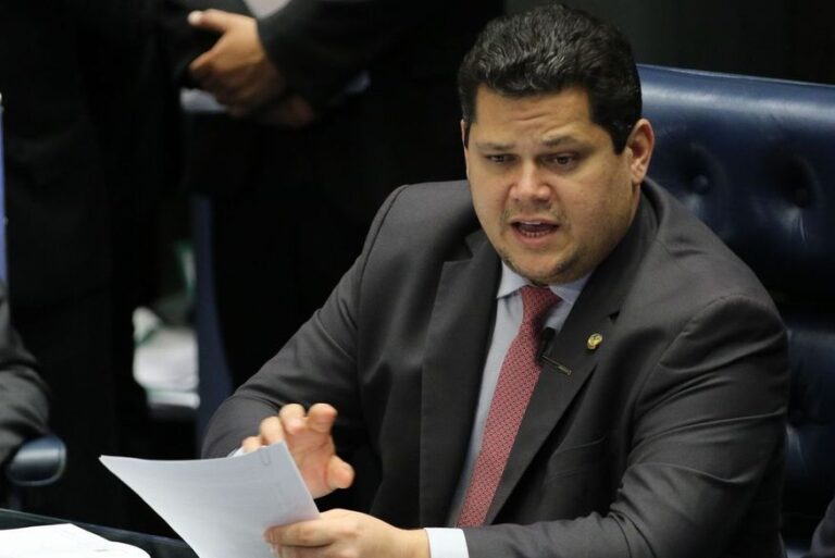 Presidente do Senado ordena retirada de invasores do Congresso