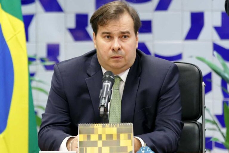 Maia defende debate sobre redução de salário de servidores federais