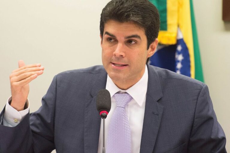Polícia Federal cumpre mandados de busca e apreensão na casa de Helder Barbalho