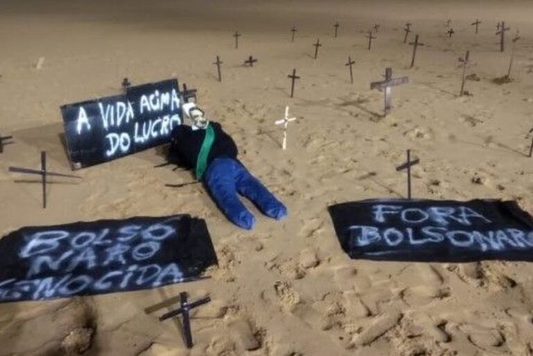 Manifestantes realizam ato contra Bolsonaro com cruzes e cartazes em praia de João Pessoa