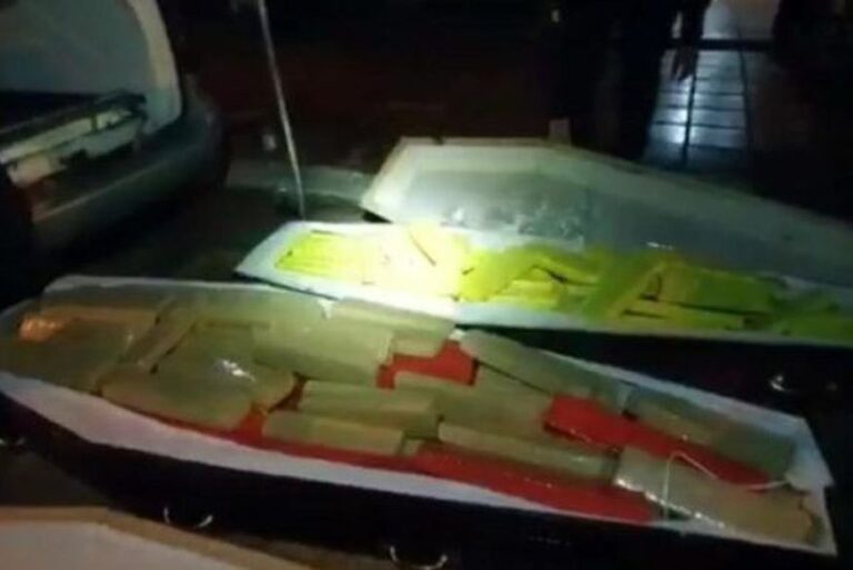 Polícia Militar encontra 300 kg de maconha escondidos em caixões de supostas vítimas de covid-19