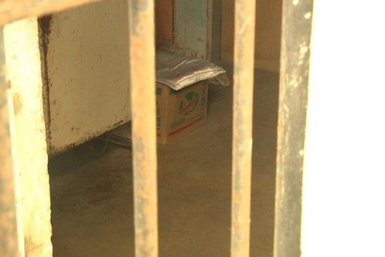 Mulher acusada de matar bebê ao ter parto em casa e esconder criança em caixa de papelão é presa e liberada após ordem da Justiça