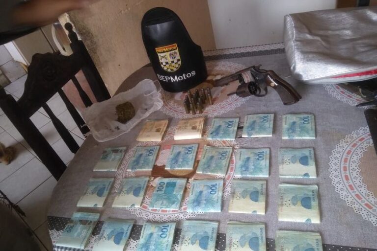 Homem é preso suspeito de maus-tratos a mãe de 96 anos e polícia apreende R$ 23 mil, arma e drogas em sua casa, na cidade de Mari