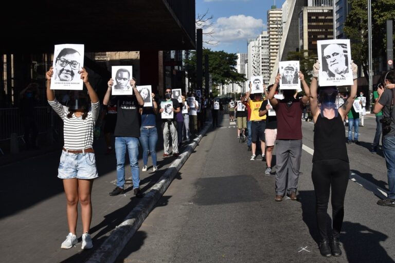 Ato na Avenida Paulista lembra os mortos pela violência e a Covid-19 no Brasil