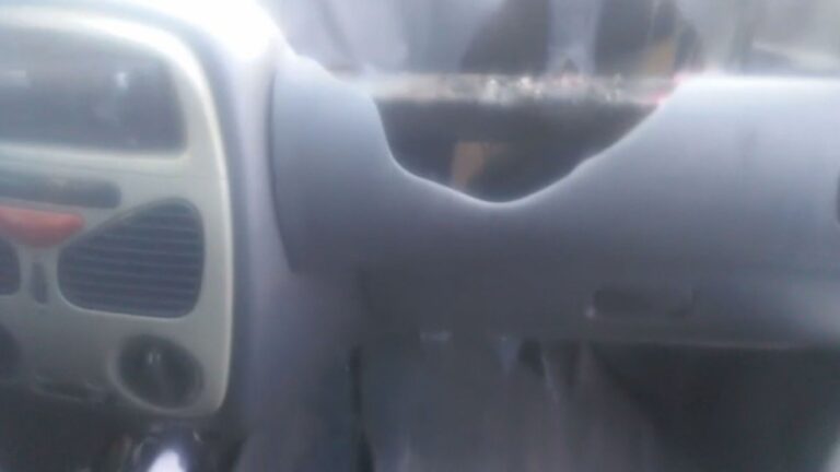 Painel de carro derrete após dona deixar recipiente com álcool em gel no veículo, no DF